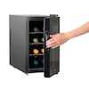 ECOM_MEDION_HW_MD37430_Weinkuehlschrank_Front_Tuer_Hand_1