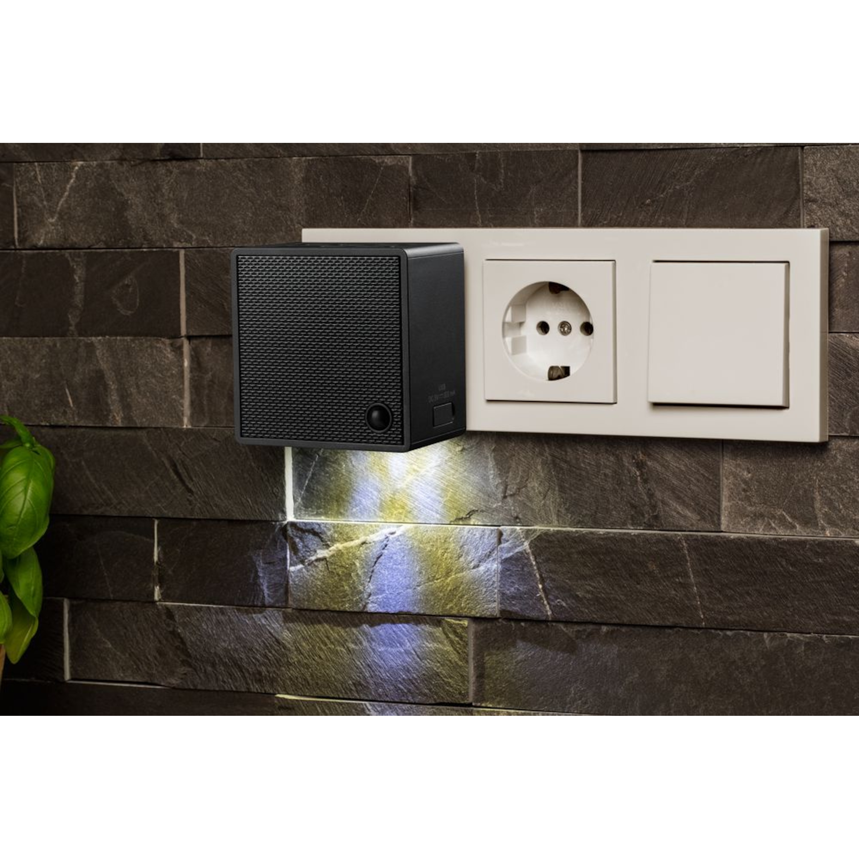 MEDION_CE_MD47000_P65700_Steckdosenradio_schwarz_Steckdose