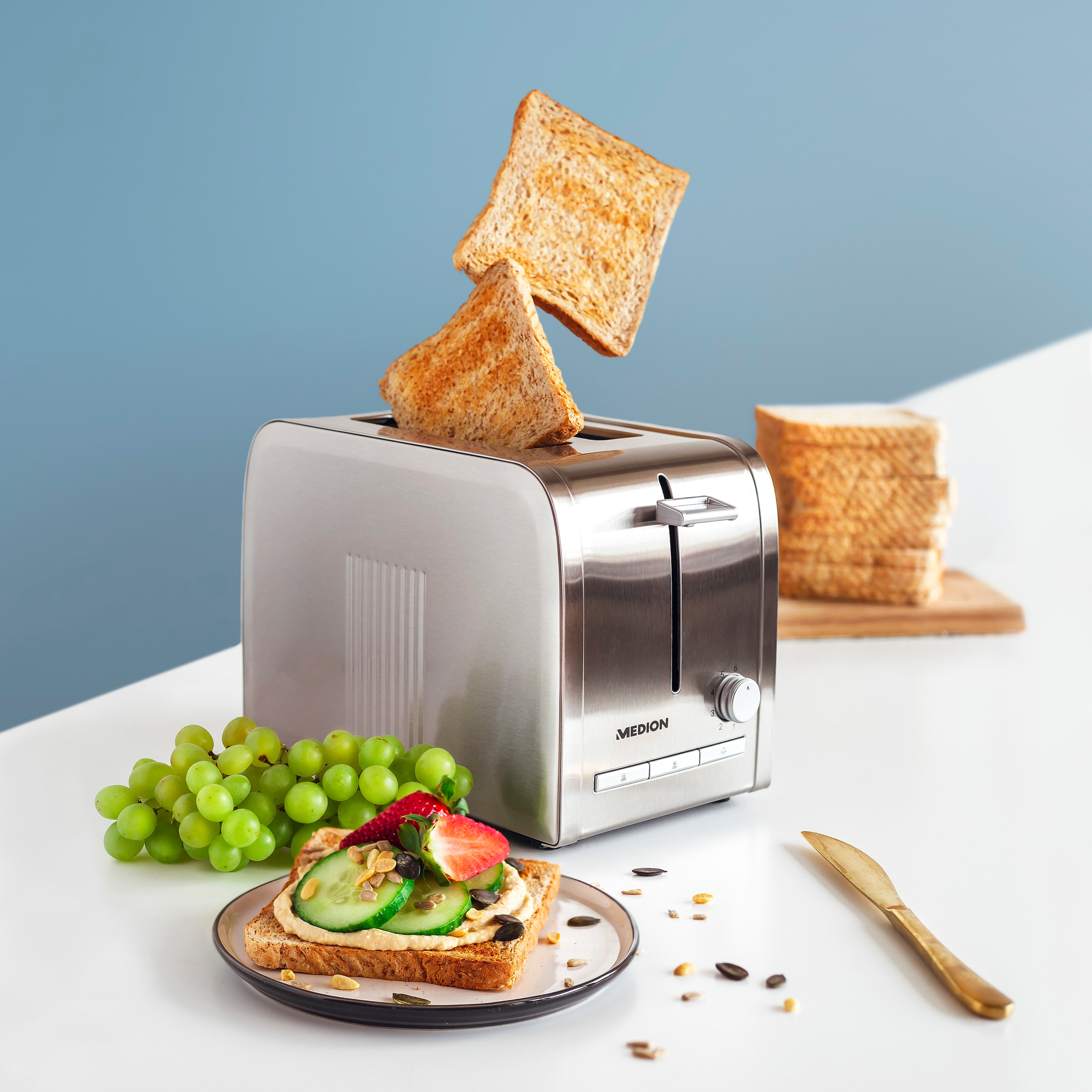 MEDION® Edelstahl-Toaster MD 16232, Edelstahlgehäuse, 870 Watt, Aufwärm-, Auftau- und Stopptaste, Bräunungsgrad-Regler