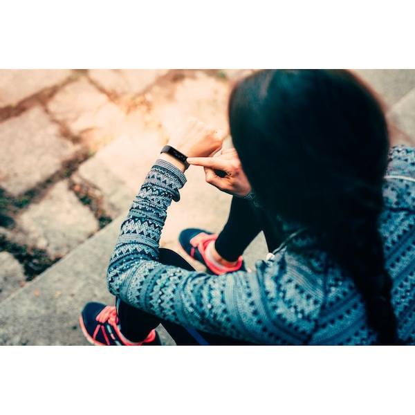 ECOM_MEDION_Accessoires_E1500_Fitnessarmband_Mood2