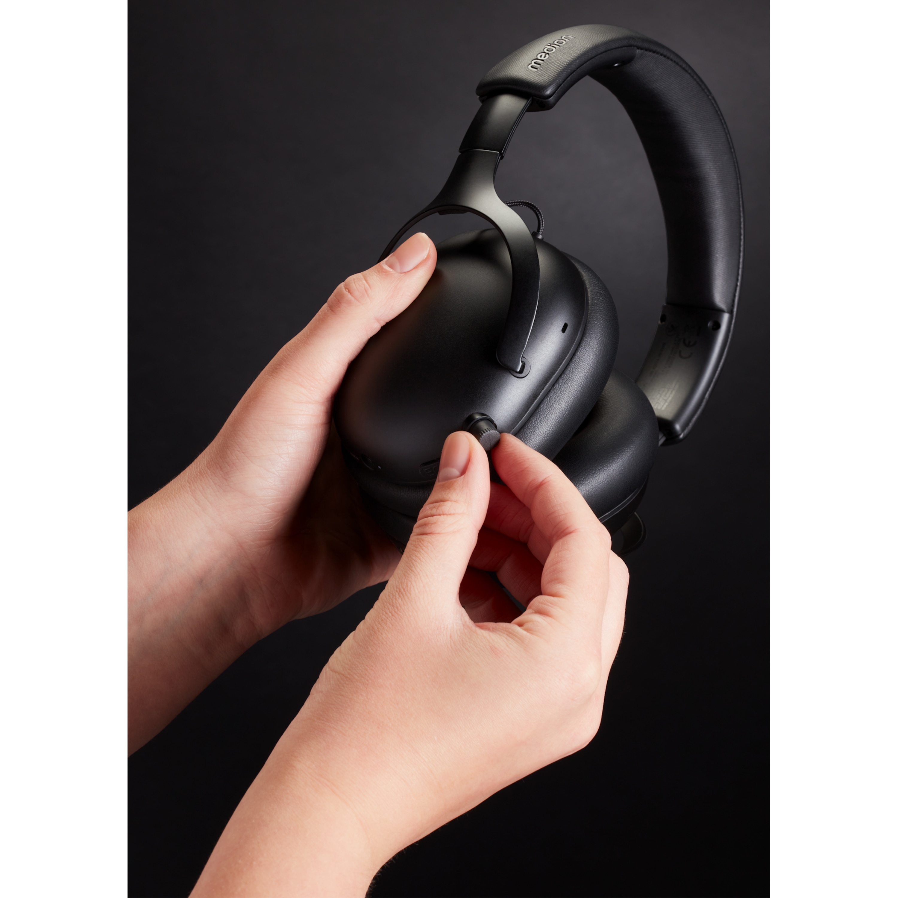 MEDION® Over Ear-Kopfhörer MEDION LIFE HX-1 Pure schwarz , bis zu 100 Stunden Akkulaufzeit, 3 EQ-Presets + 1 App-Preset, Bluetooth® 5.4 wireless technology, IPX4 Spritzwasserschutz