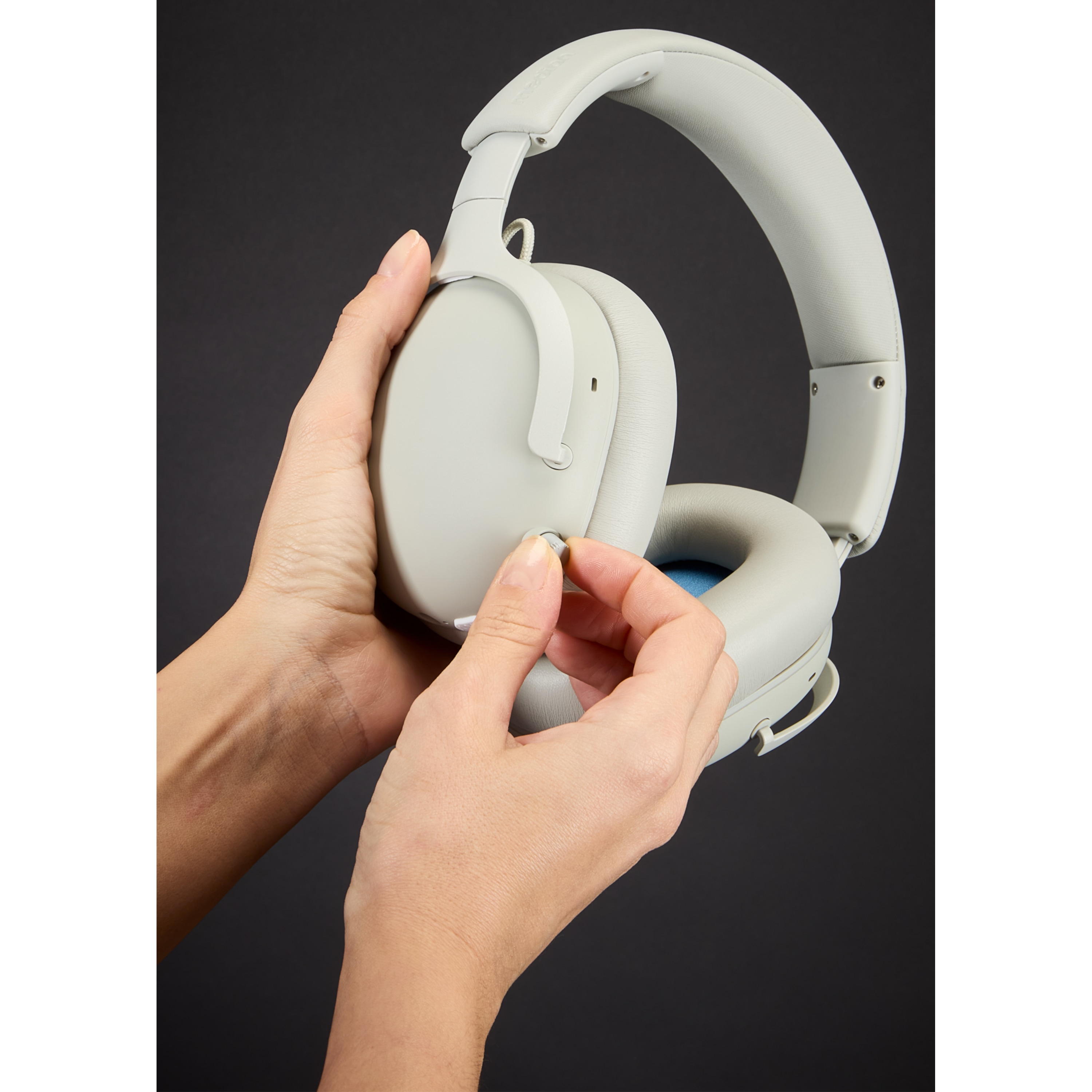MEDION® LIFE HX-1 Plus Over Ear-Kopfhörer, bis zu 100 Stunden Akkulaufzeit, 5 EQ-Presets + 1 App-Preset, Feed Forward Noise Cancelling, Bluetooth® 6.0 wireless technology, IPX4 Spritzwasserschutz