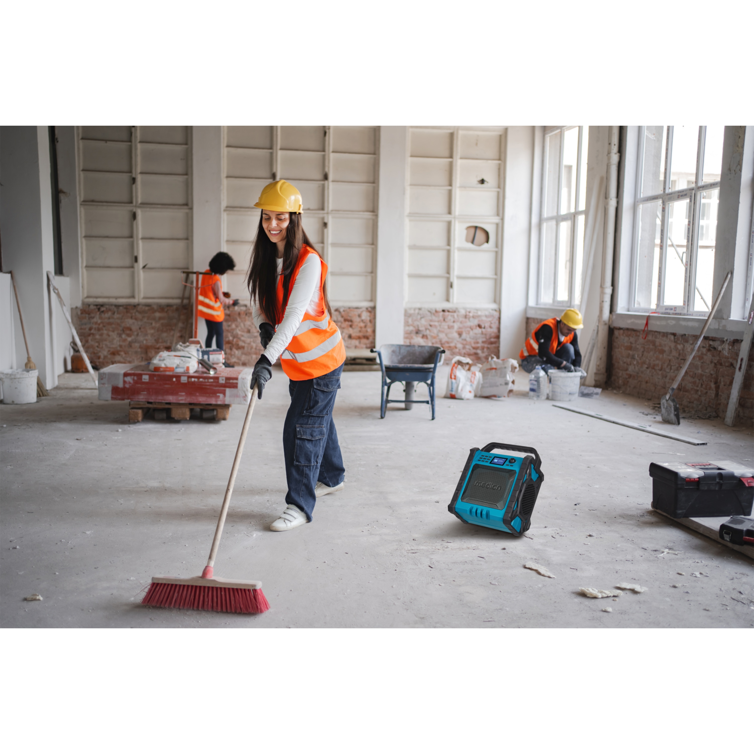 MEDION® LIFE® P66896 Premium Baustellenradio, 6,1 cm (2,4'') Farbdisplay, Bluetooth® 5.3, DAB+/UKW Radio, integr. Akku für bis zu 10 Stunden Laufzeit, zwei Passivradiatoren, 30 W RMS