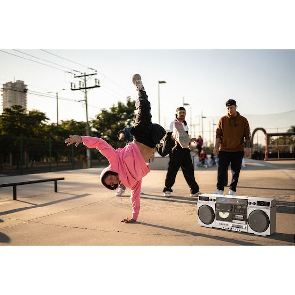 MEDION® LIFE P66538 Retro-Boombox silber, DAB+/PLL-UKW Radio, Bluetooth® 5.3 für das Abspielen von Smartphone & Co, CD-Player, Kassettendeck, X-Bass Funktion, 2 x 10 W RMS