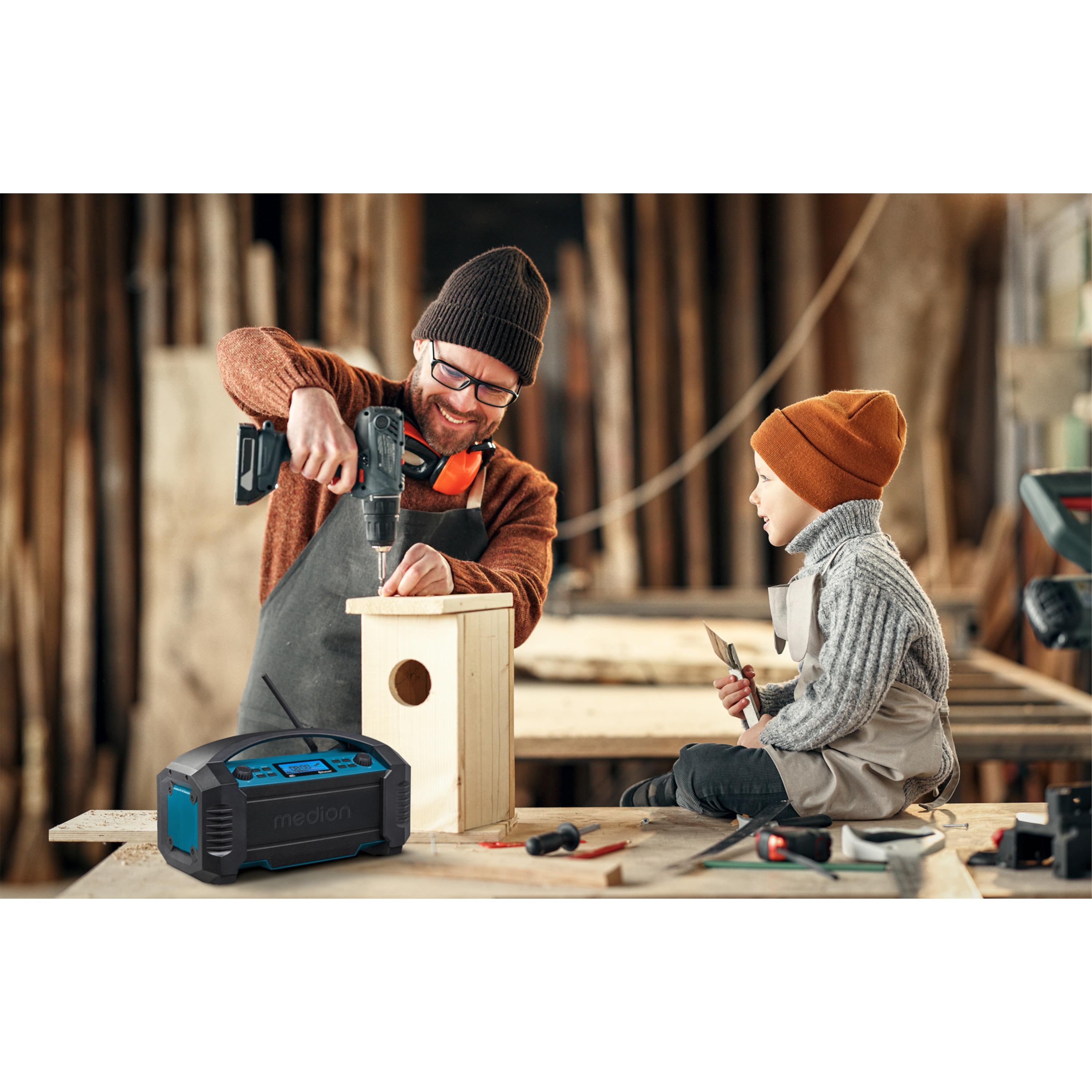 MEDION® LIFE® E66050 DAB+/Bluetooth®-Baustellenradio, ideal für Baustellen, Garten oder Camping, IP54 Schutz gegen Spritzwasser & Staub, 7 Soundeinstellungen, integr. Akku, 15 W RMS