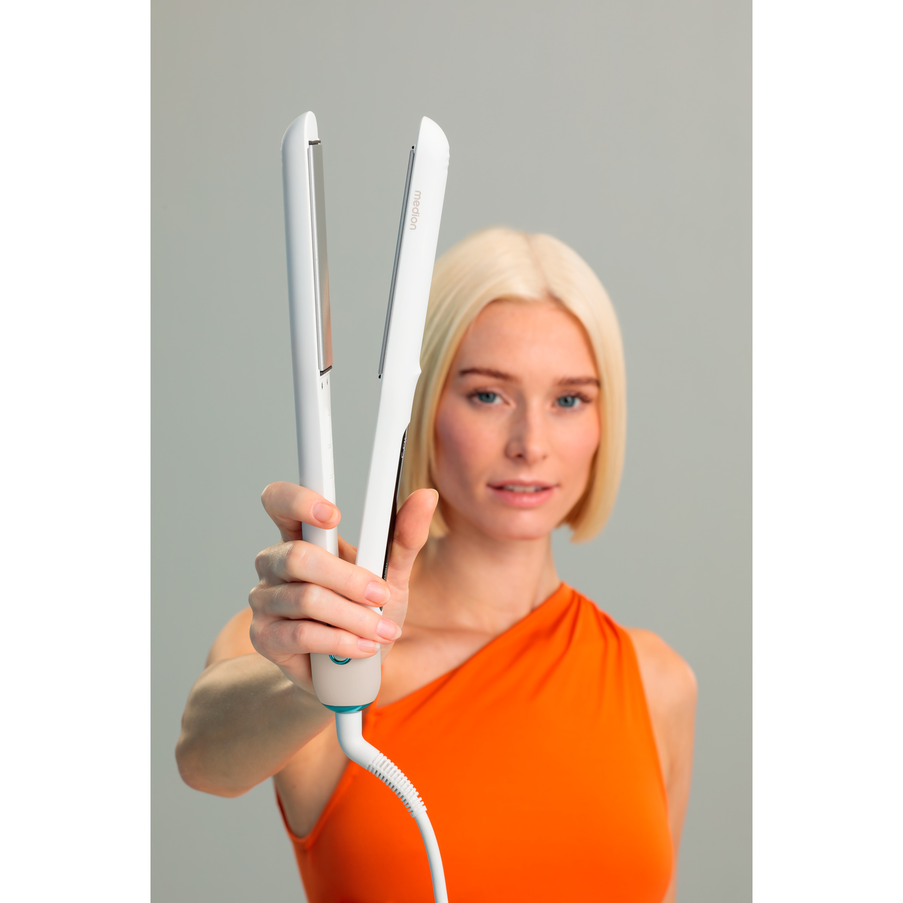 MEDION® LIFE HS1 Glätteisen, flexible Keramik-/Turmalin Heizplatten mit Temperatursensor, Display mit Temperaturanzeige, 5 regelbare Hitzestufen (165° - 210°)