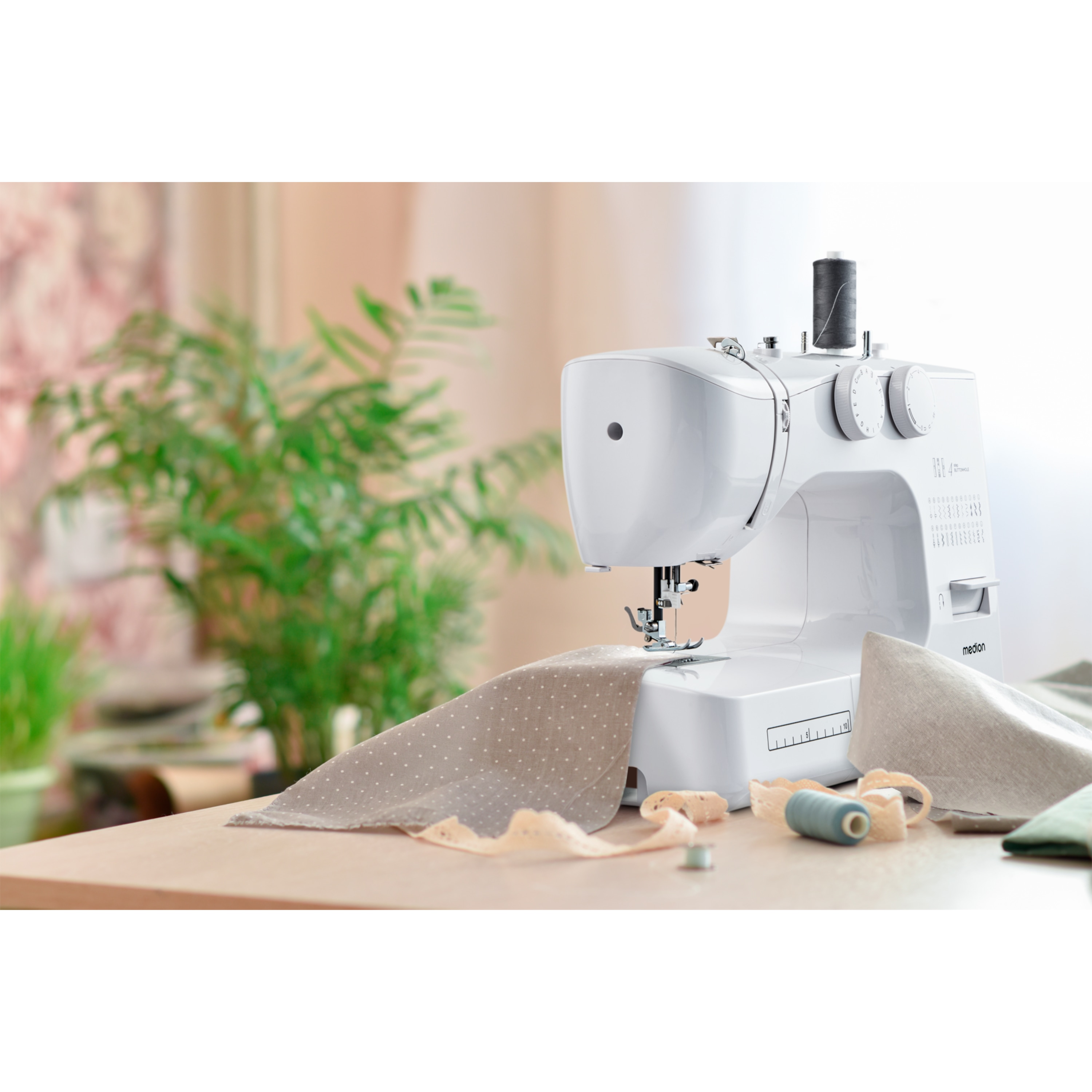 MEDION® LIFE® Freiarm-Nähmaschine SM60 (MD10689), einstellbare Stichlänge und Stichbreite, automatischer Einfädler, 60 verschiedene Stichmuster, integriertes Zubehörfach, 60 Watt Motorleistung